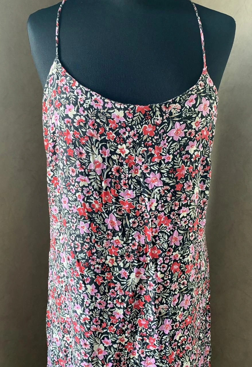 Robe longue Mango T40 noire fleurie rose & fuchsia – fines bretelles, fente côté